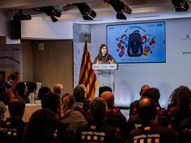La_consellera_Parlon_presenta_una_nova_iniciativa_de_Proteccio_Civil_per_dotar_la_ciutadania_dun_kit_demergencies.jpg
