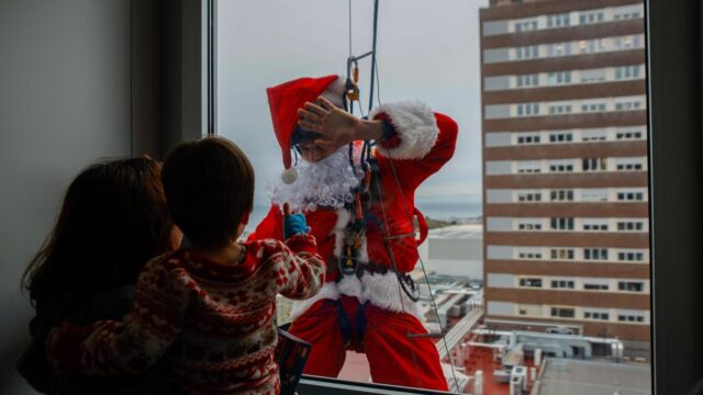 La_magica_arribada_de_Papa_Noel_al_Hospital_Germans_Trias_de_Badalona.jpg