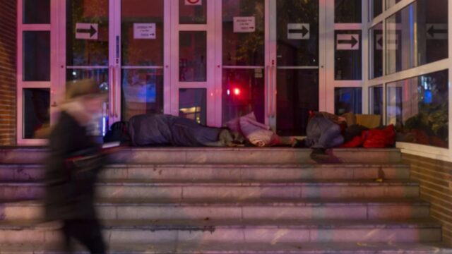 Una persona sense sostre dorm al carrer, a 3 de desembre de 2025, a Barcelona. Font: EUROPA PRESS