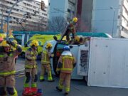 Greu xoc entre un camió i un tramvia a Sant Adrià de Besòs: conductor atrapat