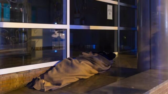 Una persona sense llar dorm al carrer a Barcelona, en una imatge d’arxiu. – Lorena Sopêna – Europa Press – Arxiu