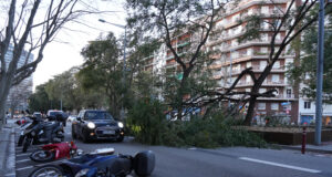 Els Bombers atenen 870 avisos relacionats amb el vent des de la mitjanit i el 112 acumula 1.766 trucades per l’episodi