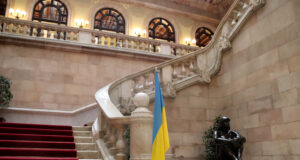 El Parlament col·loca la bandera d’Ucraïna a l’escala d’honor en el quart aniversari de la invasió russa