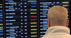 La forta ventada obliga a cancel·lar i desviar desenes de vols al Prat i causa nous problemes a Rodalies