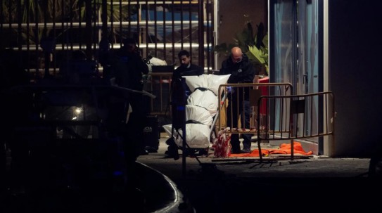 Dues persones traslladen el cos sense vida localitzat el 19 de març de 2026 a Barcelona (Catalunya). Foto: Lorena Sopêna / Europa Press