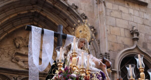 Les processons de Jesús del Gran Poder i la Verge de les Angoixes recorren a pas solemne el cor de Barcelona