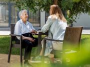 L’envelliment actiu i els drets de les persones grans centren el debat social