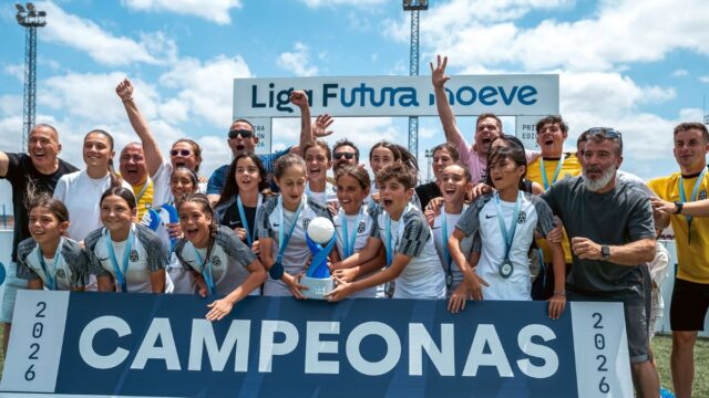 Imatge del moment que les jugadores del FC Badalona Women van rebre el trofeu de guanyadores (FC Badalona Women, via xarxes socials)