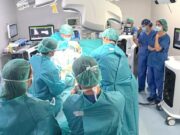 El robot VELYS permet personalitzar les pròtesis de genoll a l’Hospital Universitari La Luz