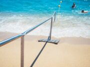 Badalona implementa cinc baranes per millorar l’accés a l’aigua a les platges