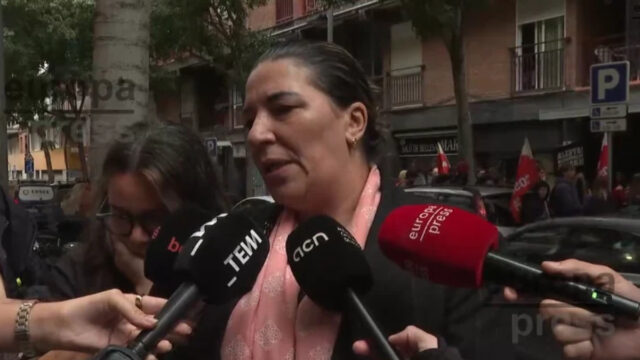 Imatge de la Ghariba atenent als mitjans després del seu desnonament al Clot (Europa Press)