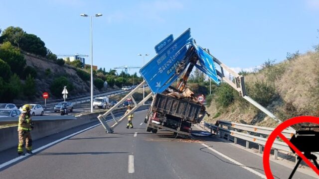 Imatge de la part darrere del camió després de l'accident a Montgat (Anti-radar Catalunya)