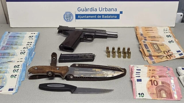 Imatge dels bitllets i les armes que van trobar al detingut (Guàrdia Urbana de Badalona)